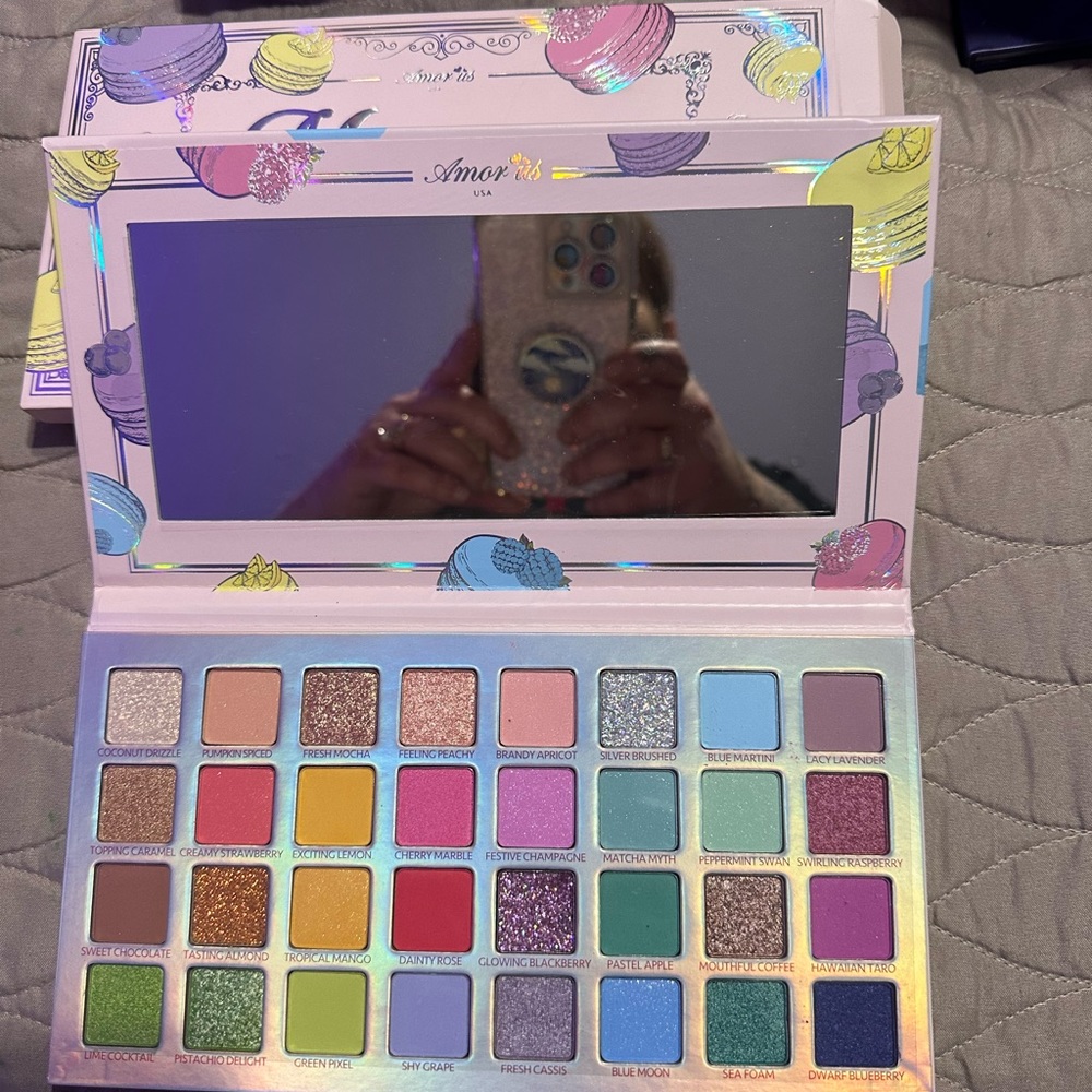 Amor us macaroon magic eyeshadow palette